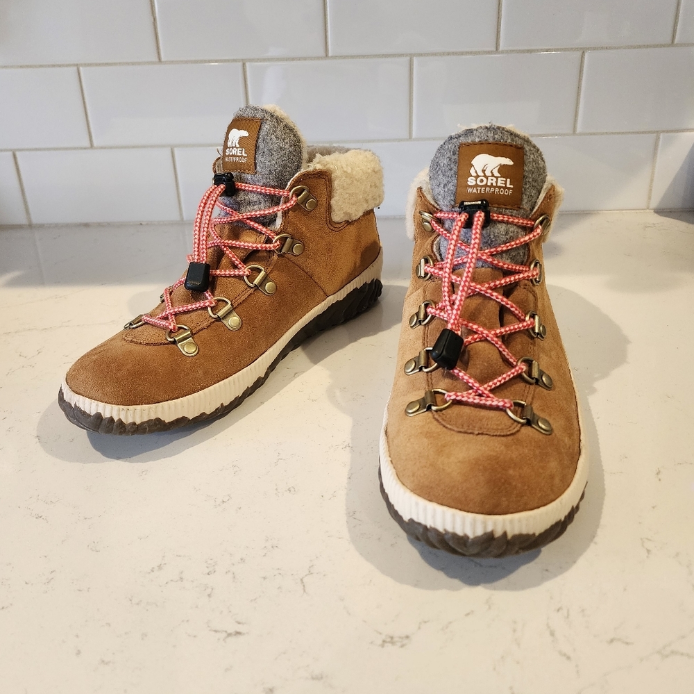 Sorel Out N About waterproof boots Sz 5 (fits like 6.5)